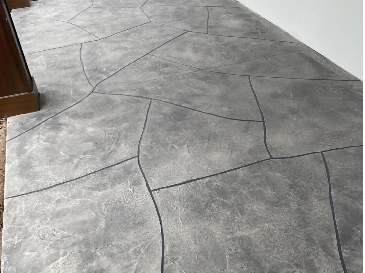 Decorative concrete with geometric saw cut patterns